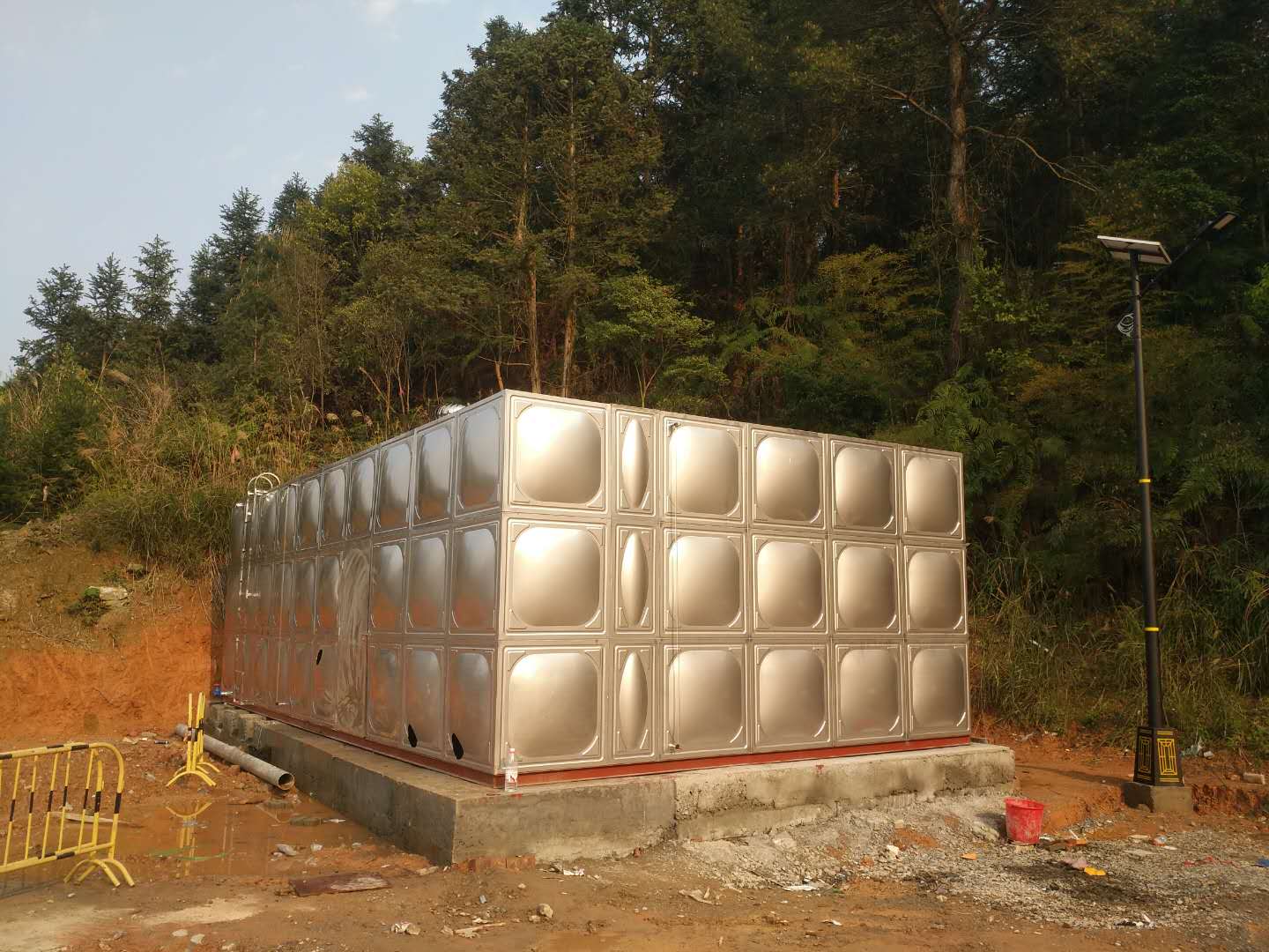 三江北服务区不锈钢水箱安装完成